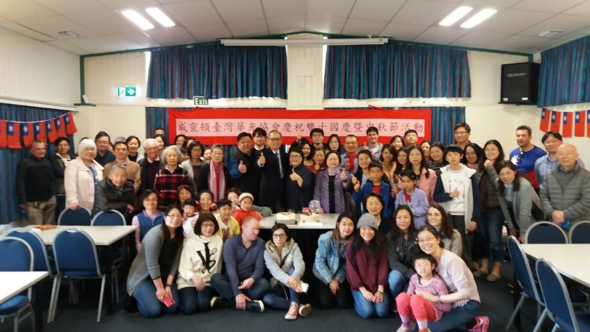 陳代表夫婦及與會嘉賓合影留念