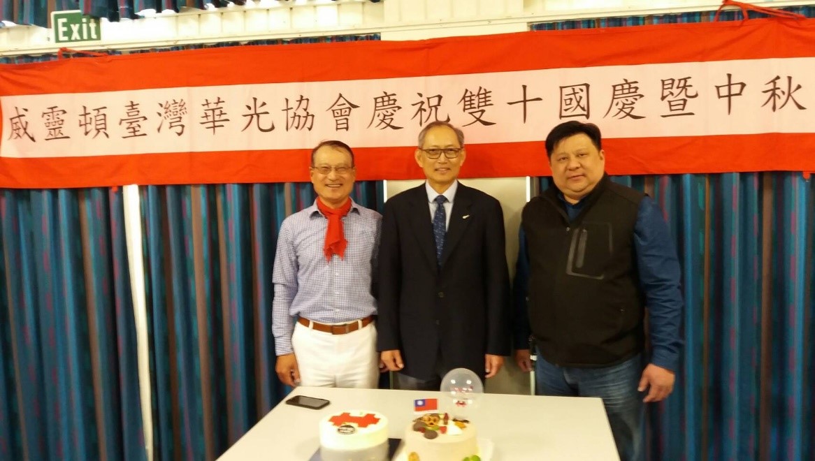 陳代表（中）與臺灣華光協會楊俊傑會長（右）、陳天福僑務顧問（左）合影準備切蛋糕