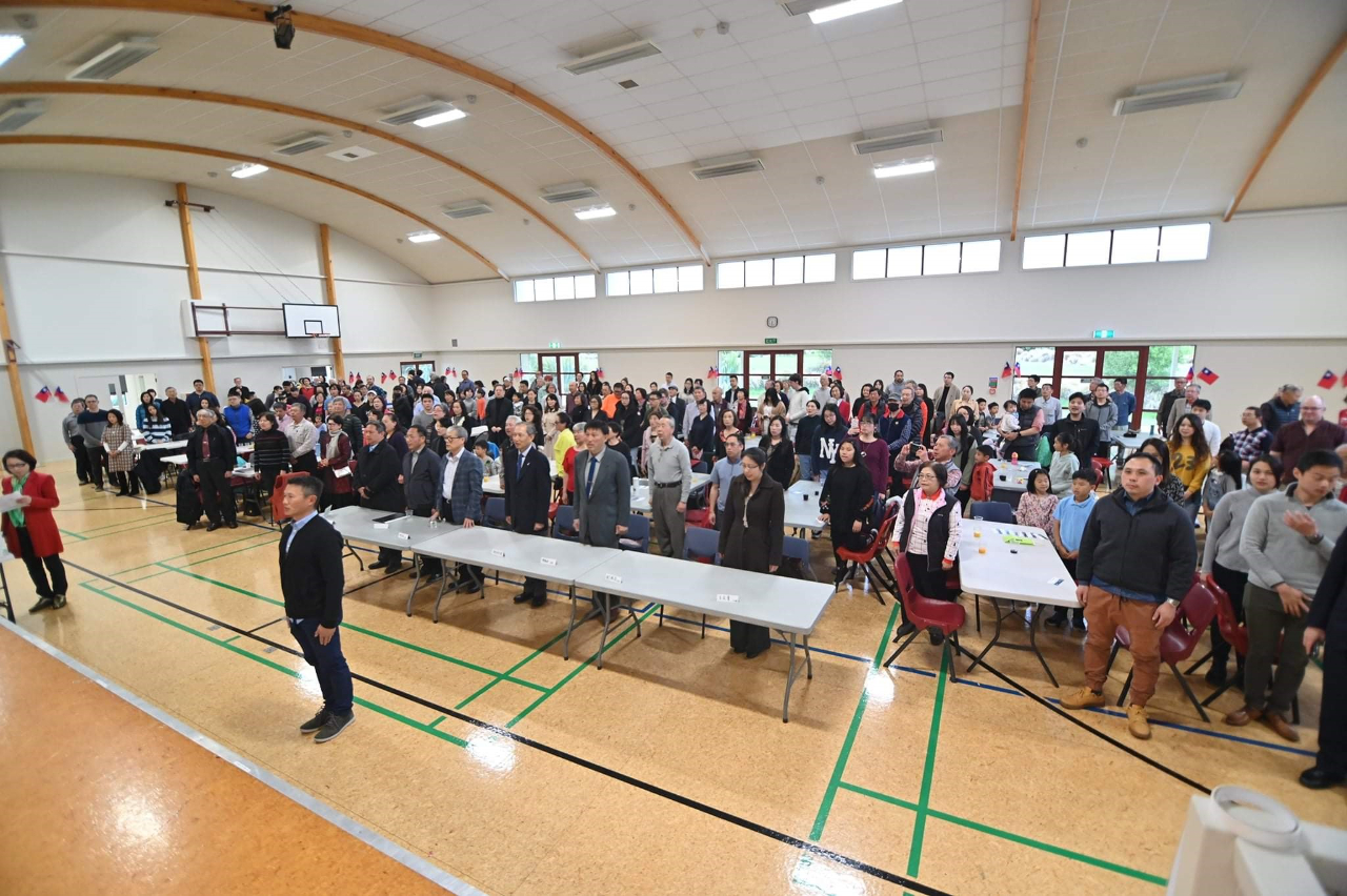 大家高聲合唱國歌