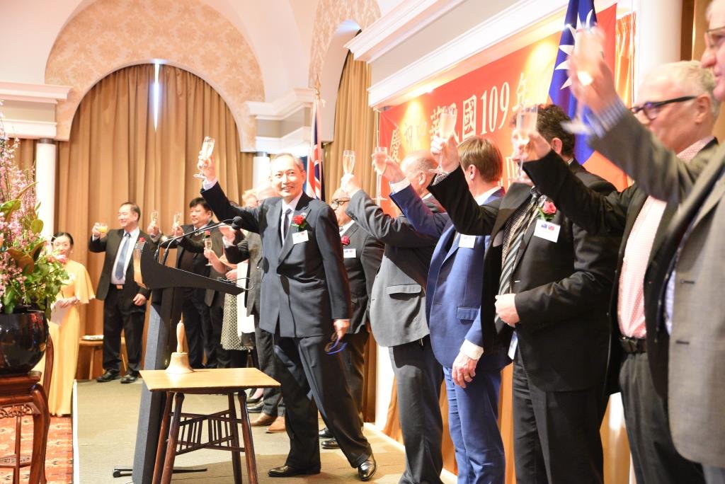 陳克明代表與貴賓舉杯祝賀109年國慶