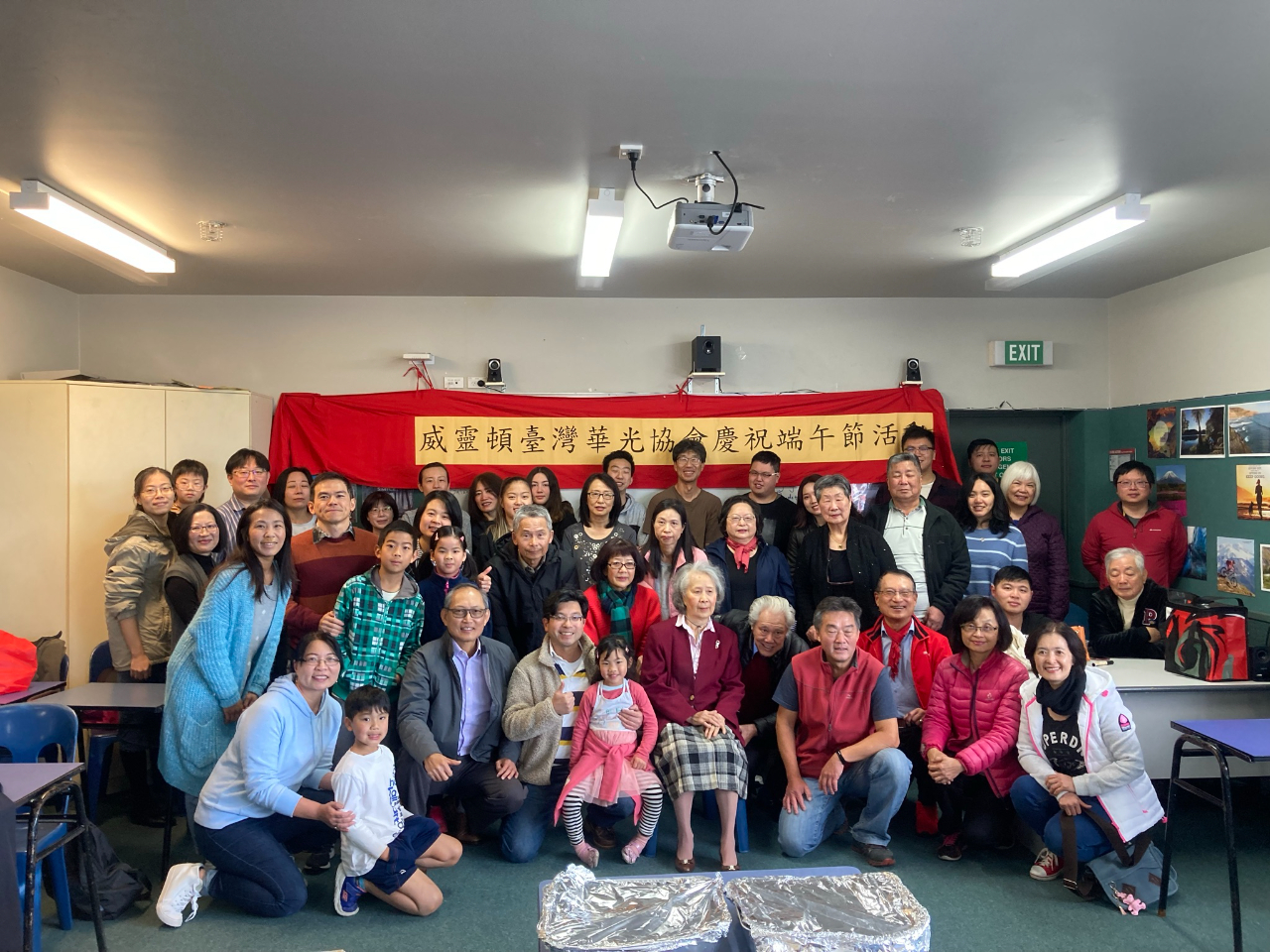 陳克明代表（前排左三）與華光協會李仁皓會長（前排右三）、陳天福僑務顧問（二排右）等參加活動人員合照