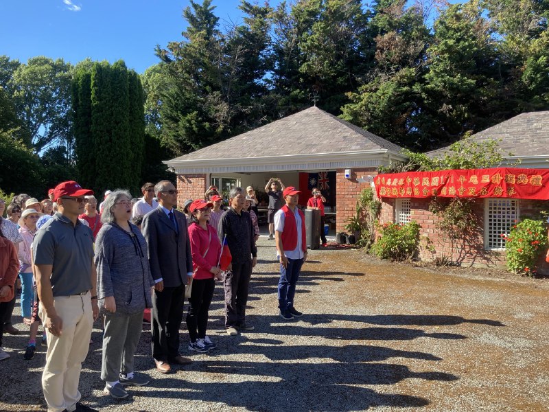 駐紐西蘭陳克明代表（前排左三）、華興協會戴會長國鼎（前排右一）、世華基督城分會蕭會長蘭香（前排右三）、南島台商會胡會長振軒（前排左一）、中山學會吳會長素幸（前排左二）與現場僑胞一起唱國歌