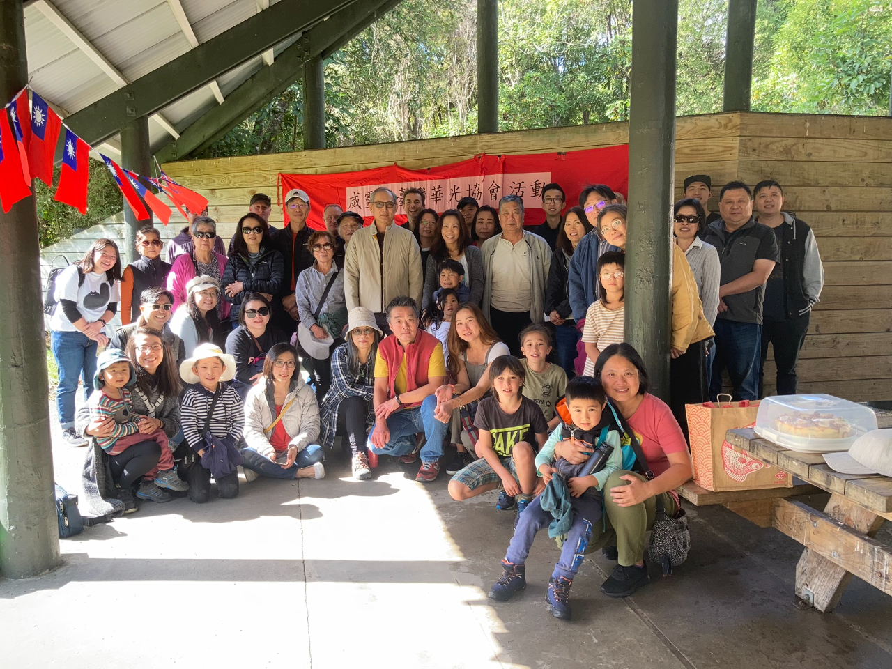 駐紐西蘭陳克明代表（中間站立者）與威靈頓台灣華光協會李會長仁皓（前排中間蹲者）暨該會鄉親、本處員眷合影