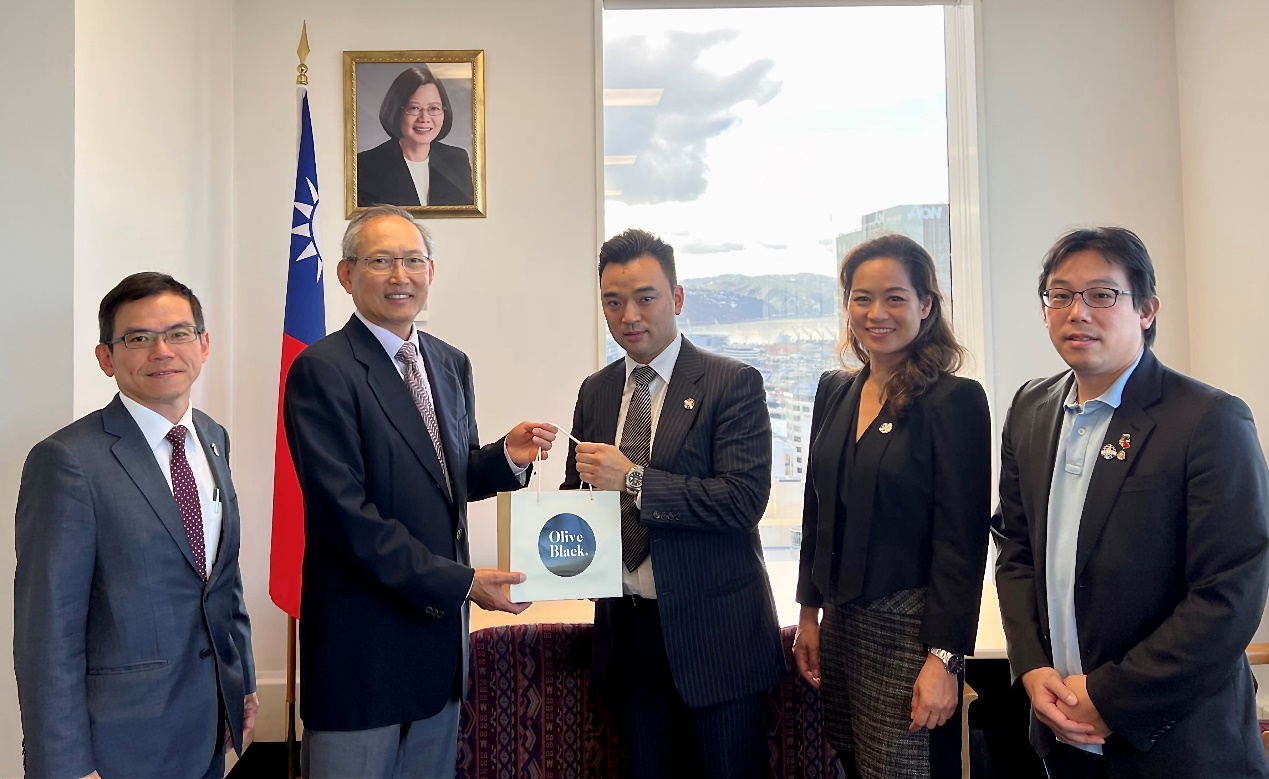 陳克明代表（左二）與李昀翰會長（中）、左佋文理事（右二）、李昻監事（右一）及經濟組鍾昇宏組長(左一）合影