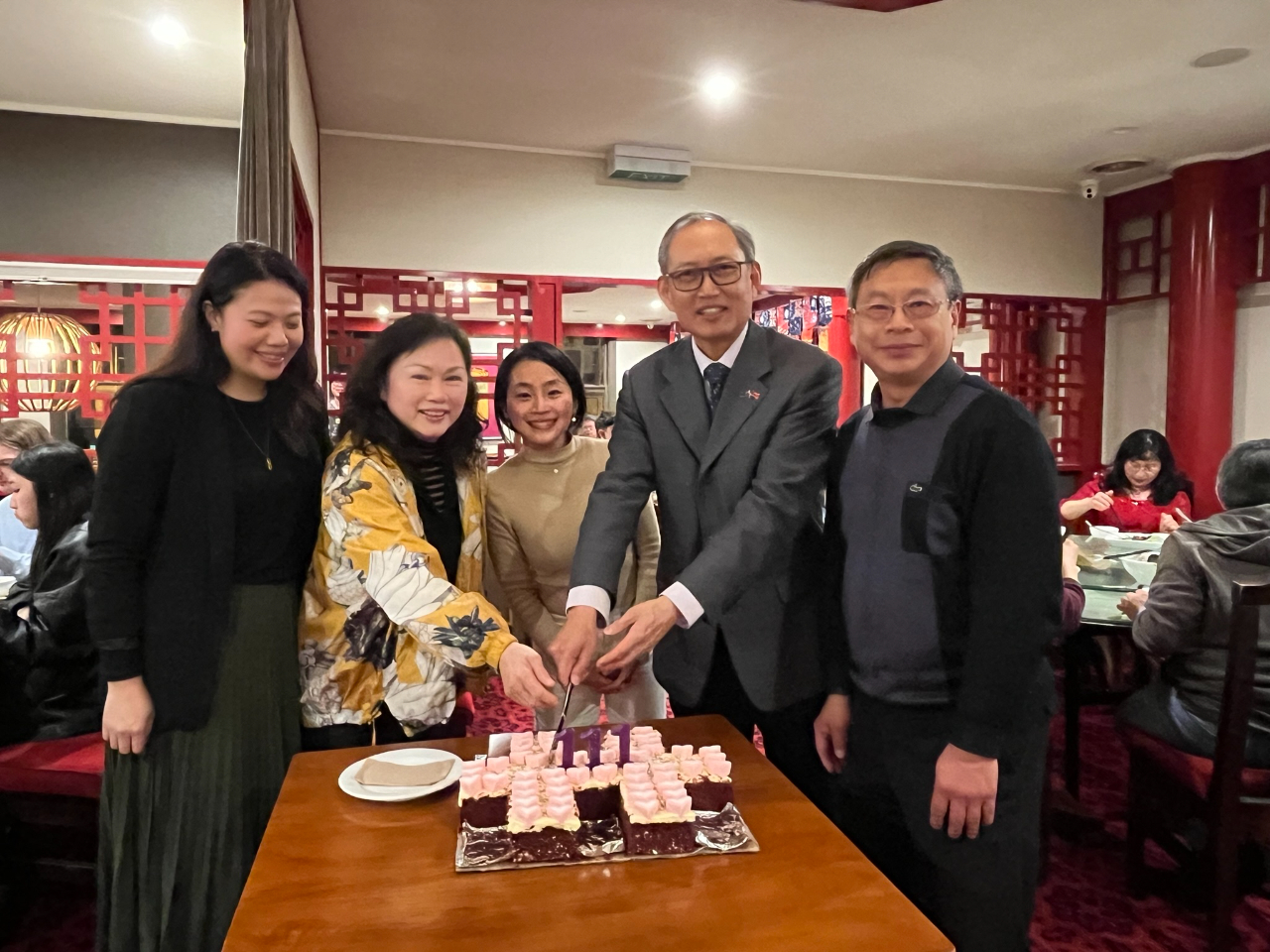 陳代表（右二）及華聲協會蒲俊維會長暨僑務顧問（右）等切蛋糕慶祝我111年國慶