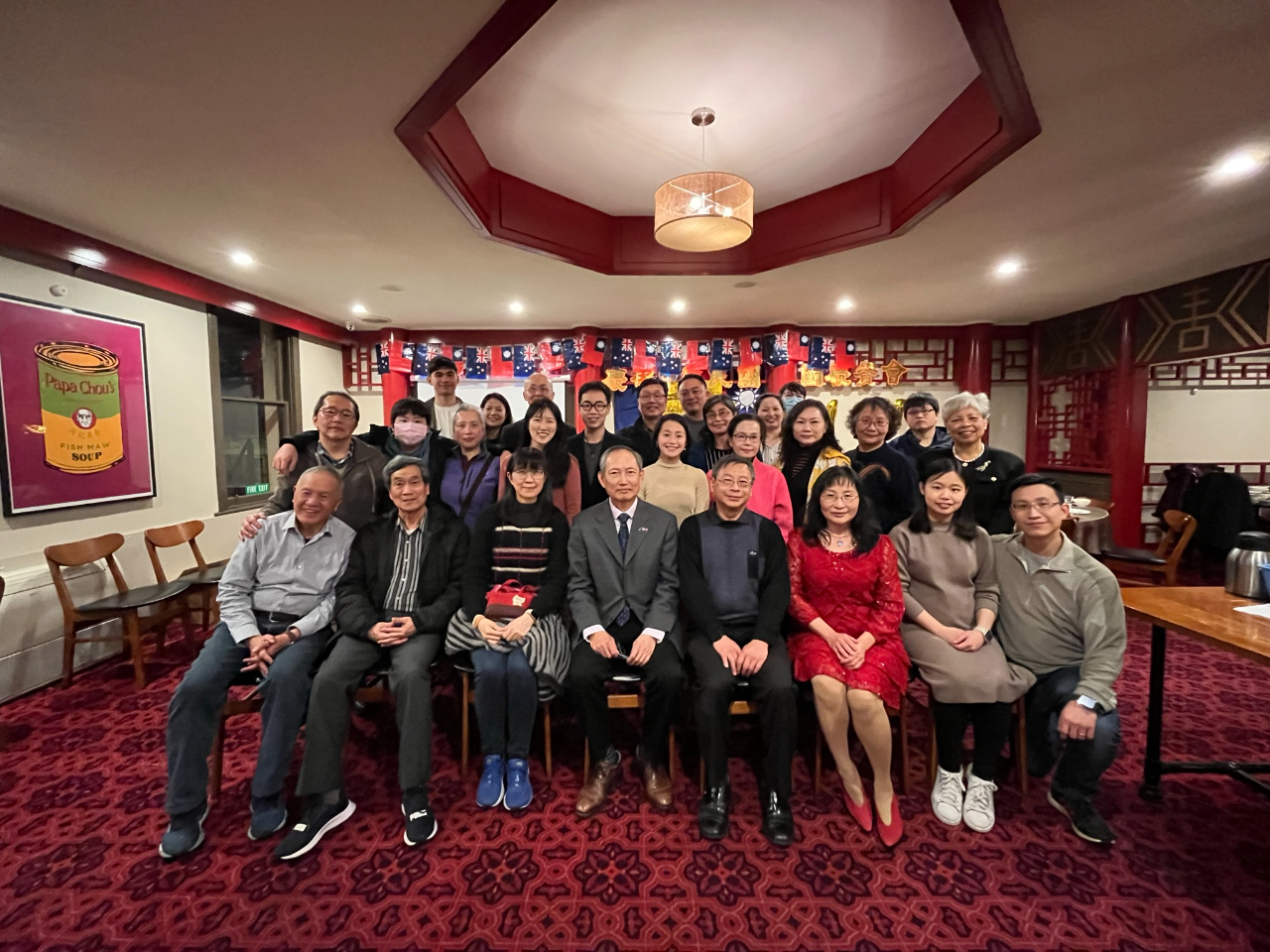 陳代表（前排左四）、華聲協會蒲俊維會長暨僑務顧問（前排右四）及華聲協會會員合影