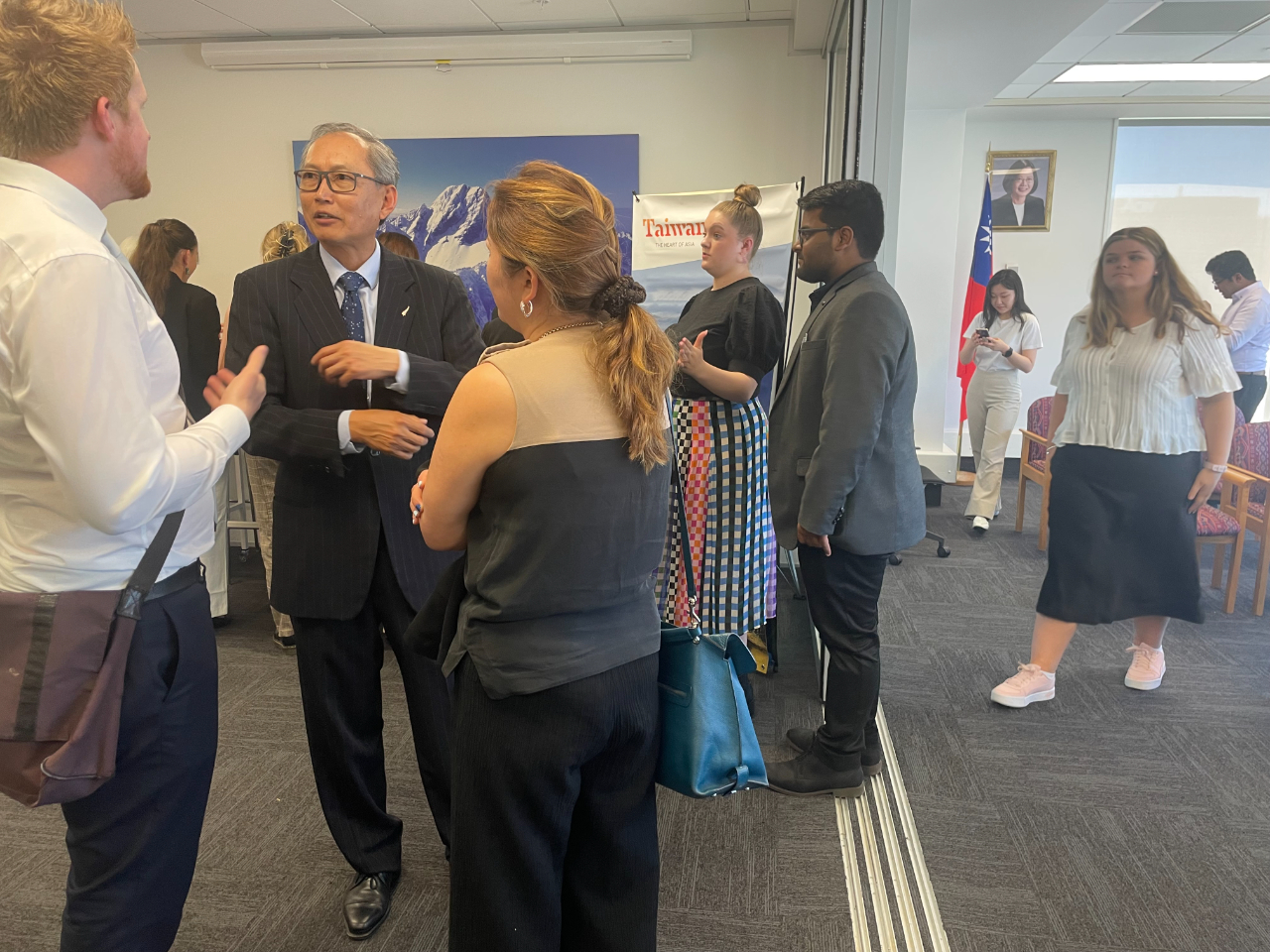 陳大使演講完與師生互動