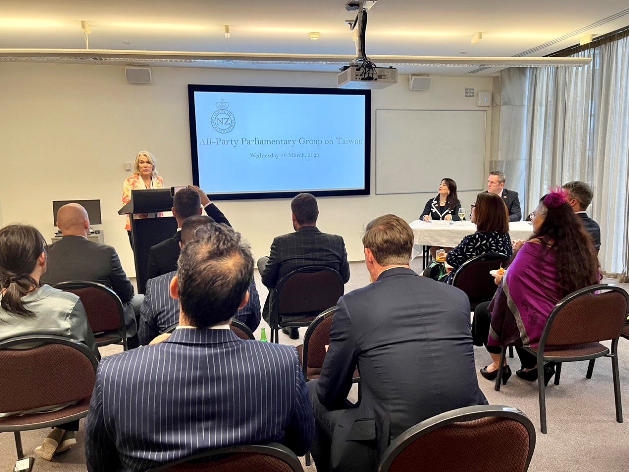 紐西蘭國會「跨黨派台灣友誼小組」共同主席Ingrid Leary議員(站立者)於3月29日成立活動致詞