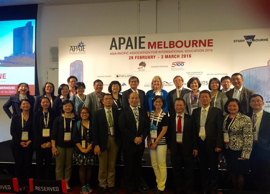 閉幕典禮後，APAIE新舊任大會主席、林政務次長思伶(後排中立者)與我國代表團成員合影留念