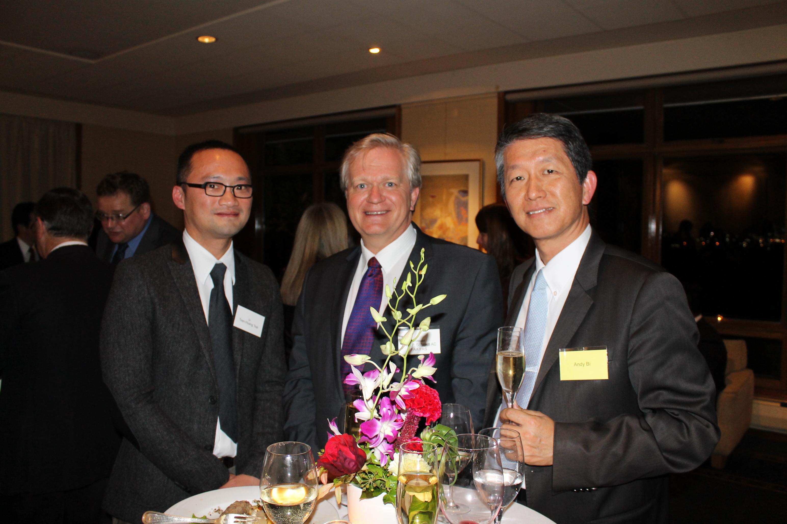 澳洲國家大學校長Brian Schmidt(中立者)出席駐處活動與本組畢組長祖安(右)、該校臺灣研究講座蔡燦煌教授合影