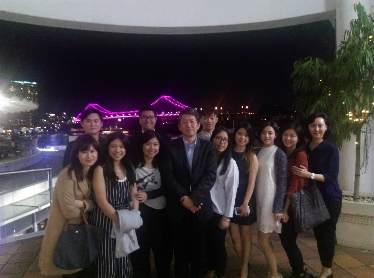 2016年9月16日駐澳教育組畢組長祖安(中)偕駐布里斯本辦事處高組長玉樺(右一)與昆士蘭大學臺灣研究生學生會、昆士蘭大學臺灣同學會及昆士蘭科技大學臺灣同學會幹部們餐敘。