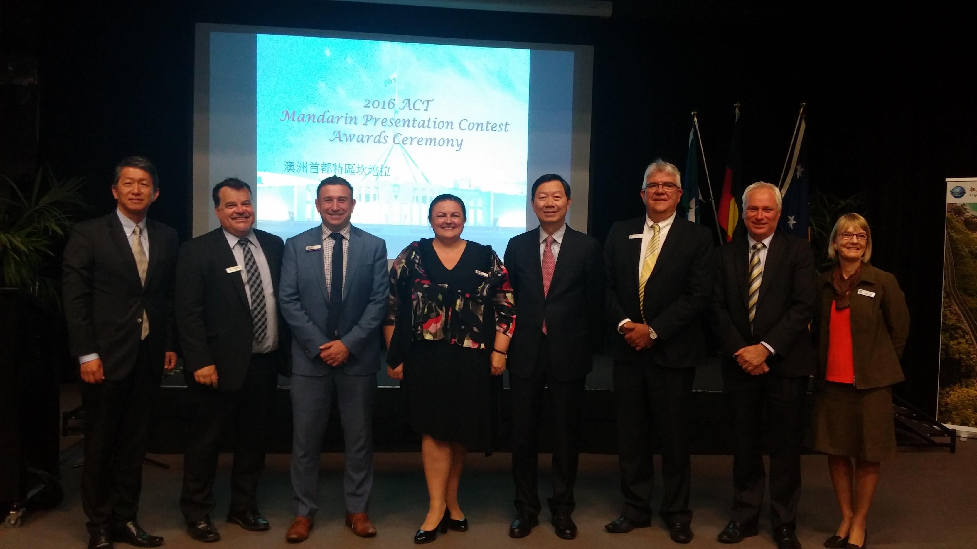 (圖說左至右) 駐澳大利亞教育組畢祖安組長、Kingsford Smith School校長Paul Branson、首都特區教育廳學習與教學處處長Jason Borton、首都特區教育廳副文官長Deb Efthymiades、中華民國駐澳大利亞常以立代表、Canberra College校長George Palavestra、Canberra High School校長Phil Beecher、Mawson Primary School校長Amanda Andrews