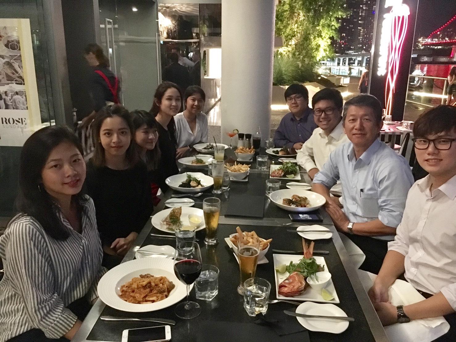 2017年3月22日駐澳教育組畢組長祖安(右二)與昆士蘭大學臺灣研究生學生會、昆士蘭大學臺灣同學會及昆士蘭科技大學臺灣同學會幹部們餐敘。