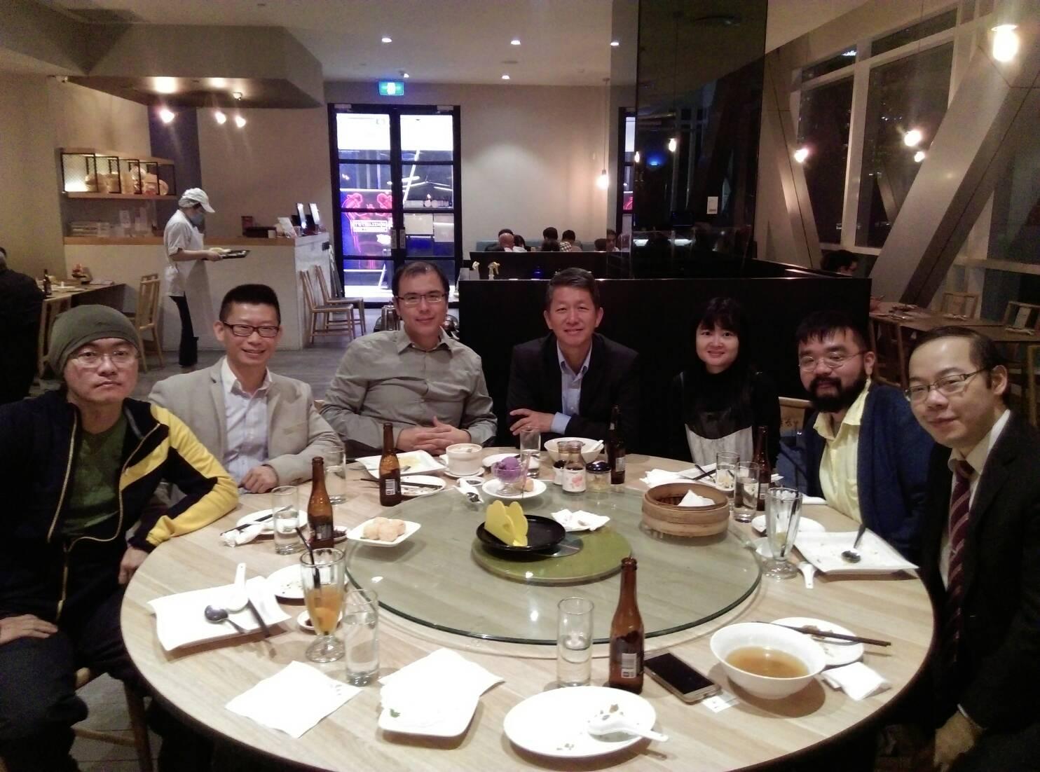 教育組畢組長祖安(中)偕駐墨爾本辦事處郭秘書裕強(右一)與墨爾本地區台灣同學會幹部餐敘。