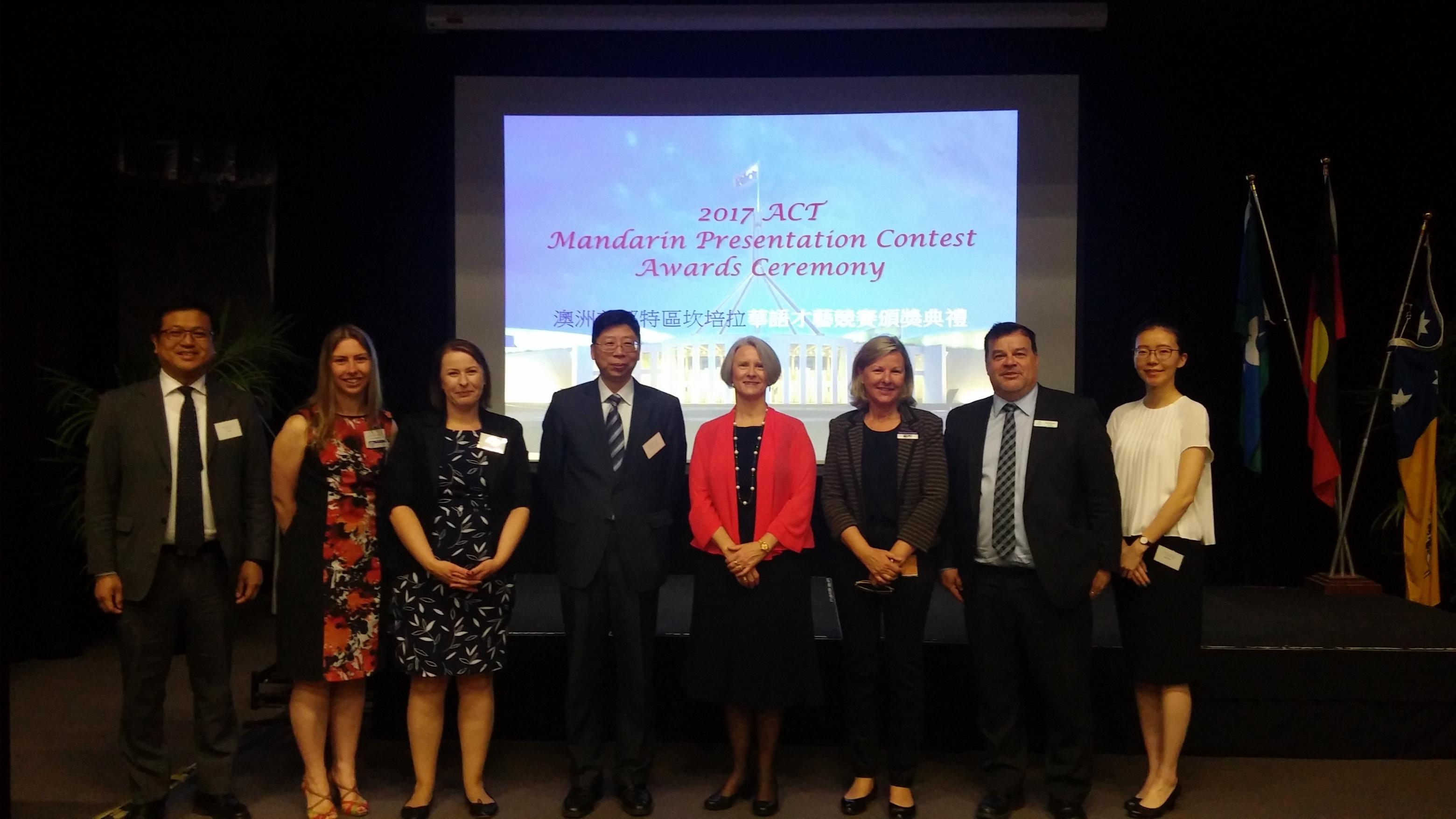 (左至右) 駐澳大利亞代表處劉拓秘書、Melrose High School主任教師Jennifer Holder、Mawson Primary School副校長Laurel Rodrigues、中華民國駐澳大利亞公使賴維中、首都特區教育廳文官長Natalie Howson、首都特區教育廳學習與教學處資深主任Susan Johnson、Kingsford Smith School校長Paul Branson、駐澳大利亞代表處教育組陳佳琪秘書