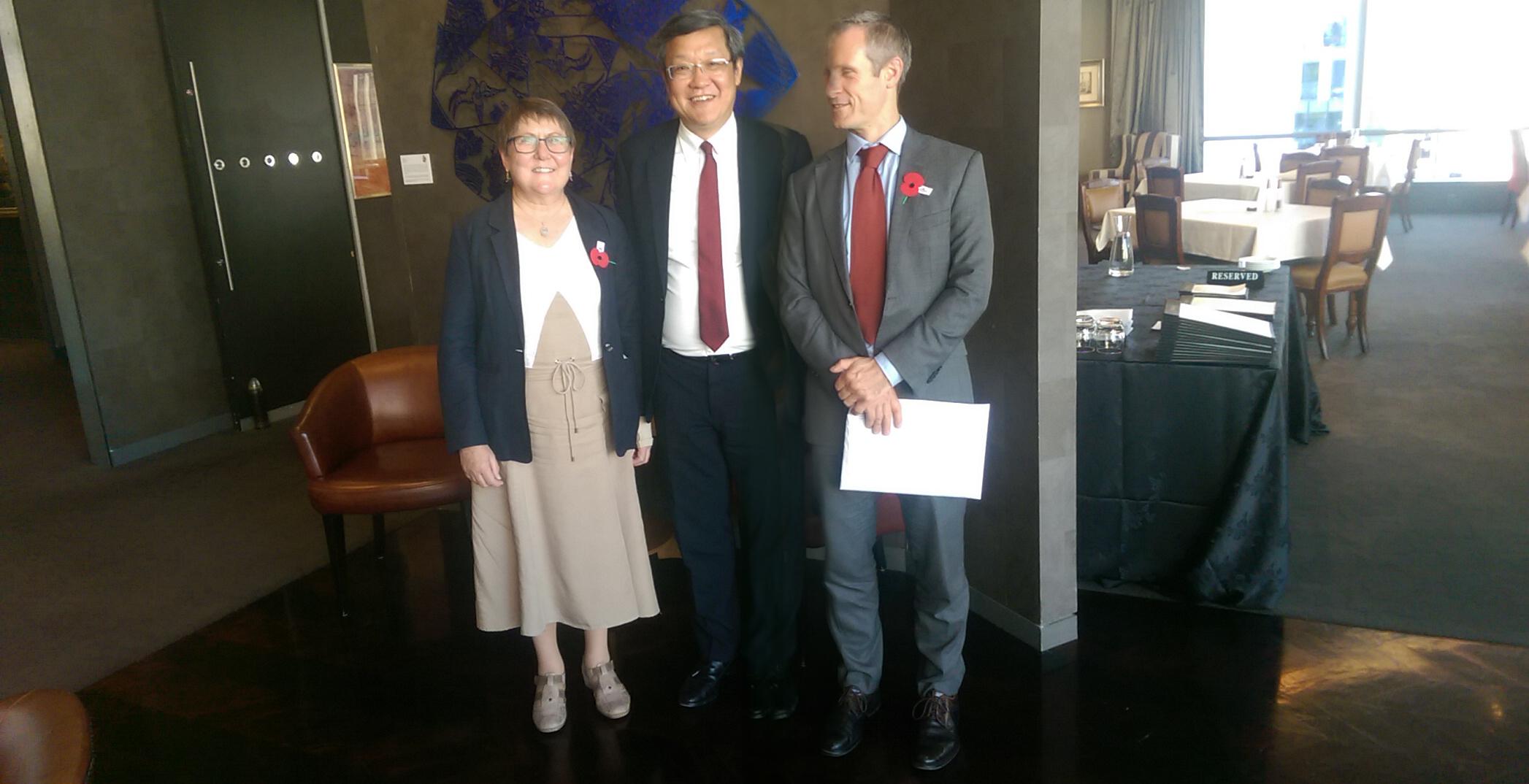Representative Wen-Chieh Jieh hosted a lunch on 21 April for Dr Jillian Mary Sherwood (left) and Dr Christopher John Hewison (right) who will be attending the International Training Workshop on Laboratory Diagnosis for Dengue/Zika/Chikungunya in Taipei from 25 to 28 April. 