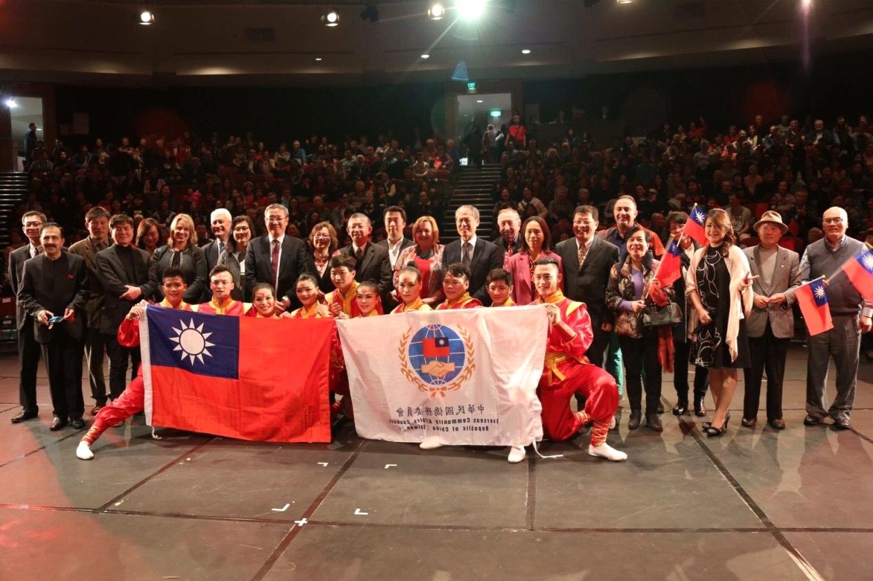 Group photo after the performance