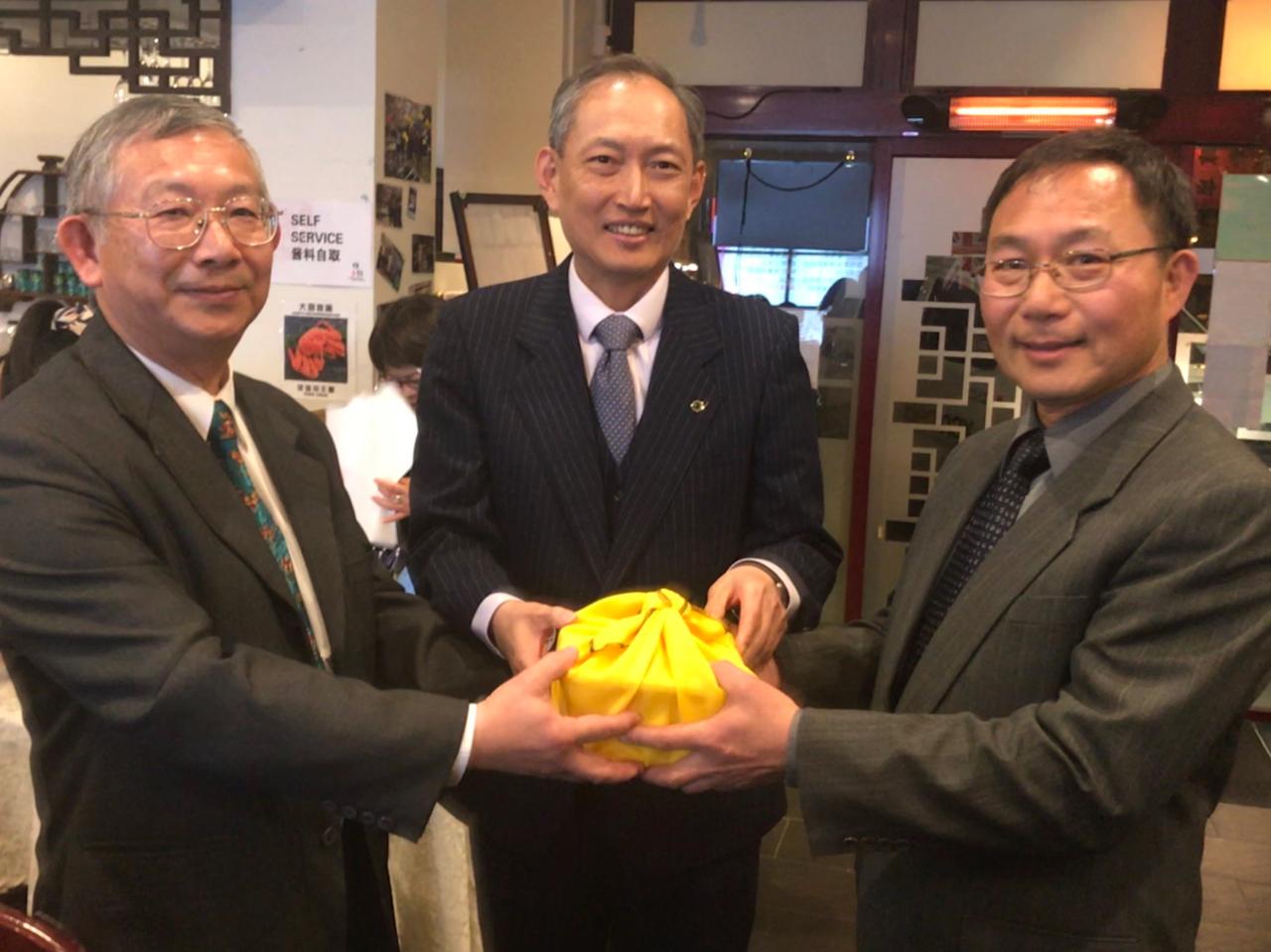 Representative Bill Chen (middle) presided over the handover ceremony between Hwa-Hsing Society's outgoing president Joseph Tseng (left) and incoming president Norman Chang (right)