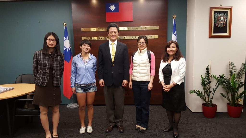 駐奧克蘭臺北經濟文化辦事處處長周中興(中間者)與來處造訪之我國滑水好手林芝韻(左二)、林涵婷老師(右二)合影