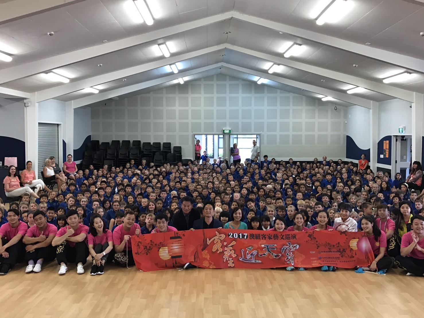 「榮興客家採茶劇團」與Remuera Primarty School學校師生合影
