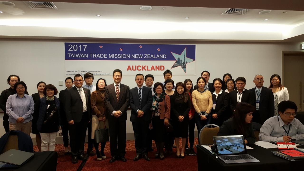 駐奧克蘭臺北經濟文化辦事處處長周中興與雪梨臺灣貿易中心主任蔡秀珍及「2017年紐西蘭工業暨工具產品廠商拓銷團」團員合影
