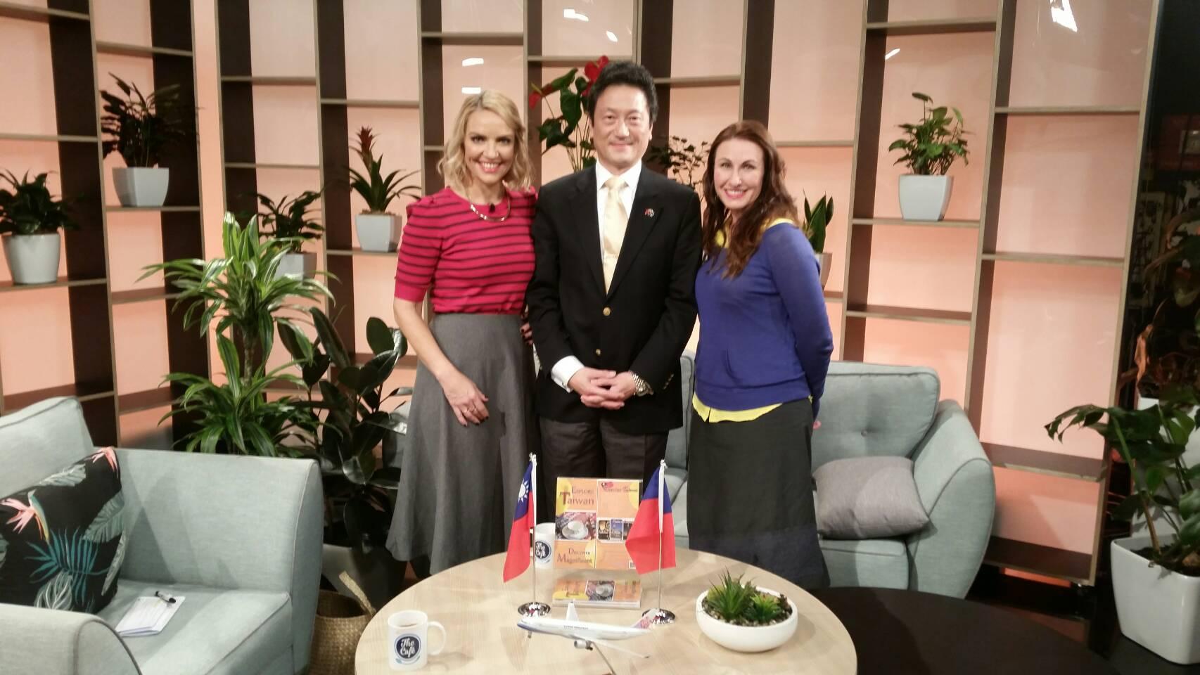 駐奧克蘭臺北經濟文化辦事處處長周中興參加紐西蘭TV3「The Café」節目-與節目主持人Mel Homer(左一)與Debbie Griffiths(右一)合影