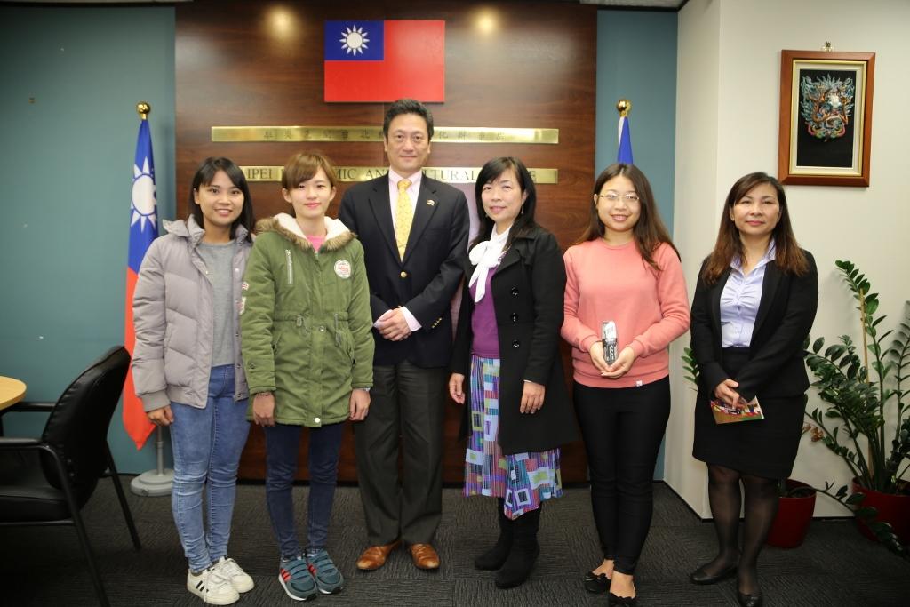 駐奧克蘭臺北經濟文化辦事處處長周中興(中立者)與紐西蘭啟源教育中心負責人曾昭如老師(右三)及來紐實習的國立臺東大學華語文學系陳宥廷(右二)、彭子真及劉宇涵同學合影