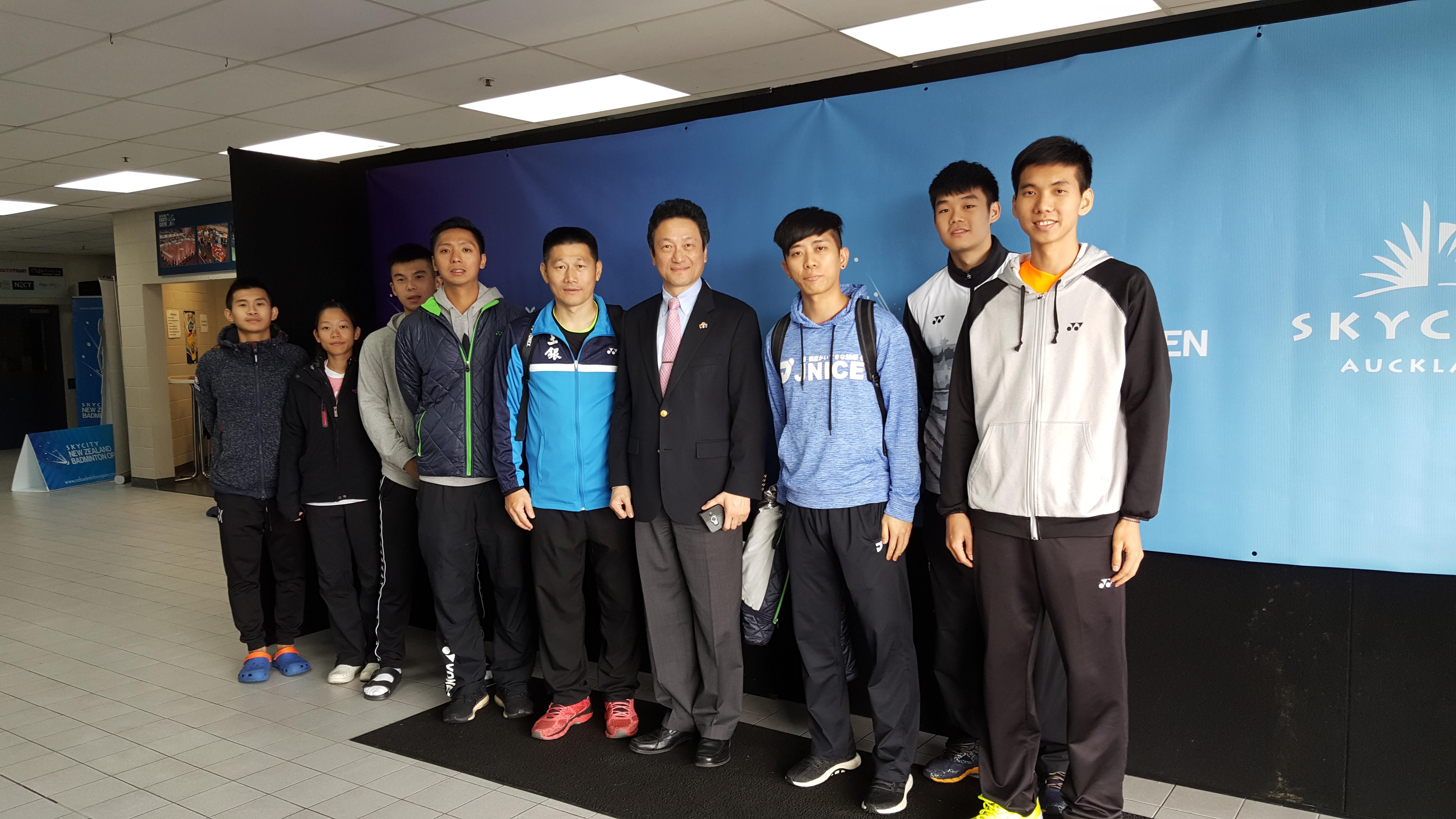 駐奧克蘭臺北經濟文化辦事處處長周中興為來紐西蘭參加「2017紐西蘭羽球公開賽」代表隊加油