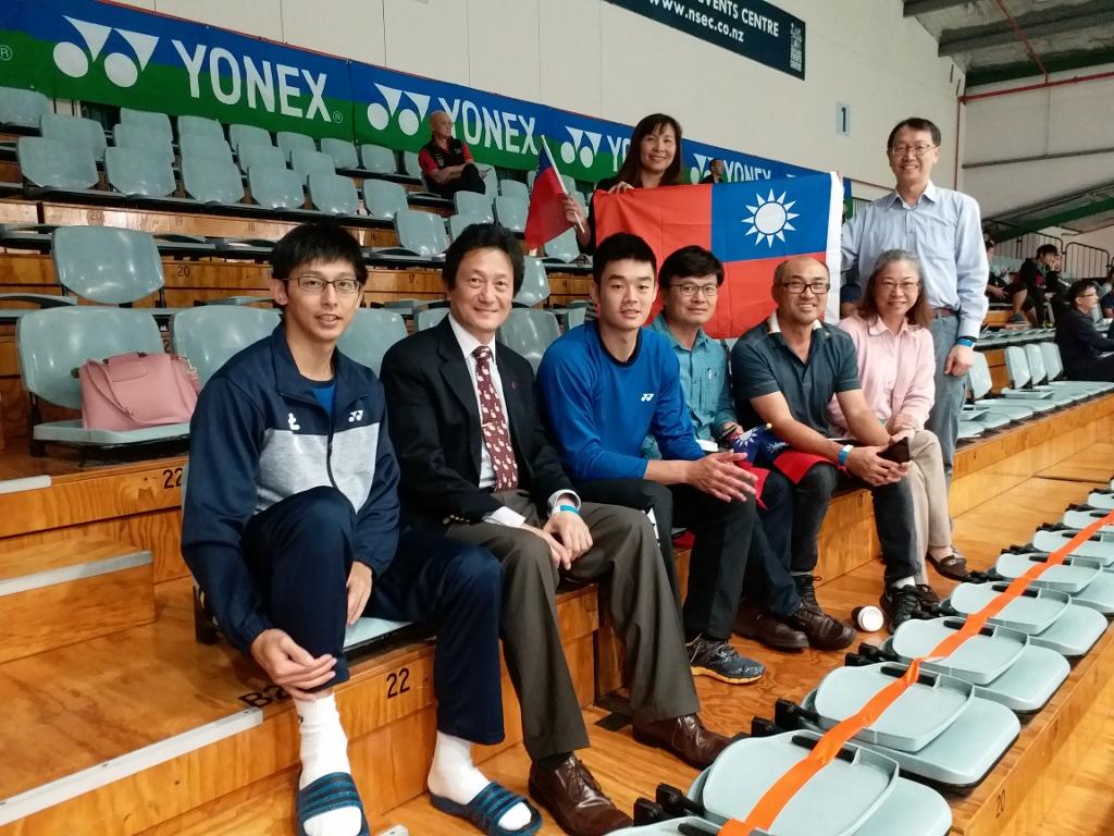駐奧克蘭辦事處處長周中興為來紐西蘭參加「2018紐西蘭羽球公開賽」選手加油