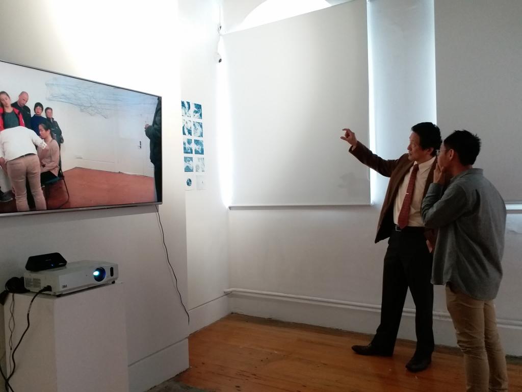 駐奧克蘭辦事處處長周中興參觀臺紐藝術家駐村計畫藝術家佘文瑛、郭柏俞及陳昱榮作品展