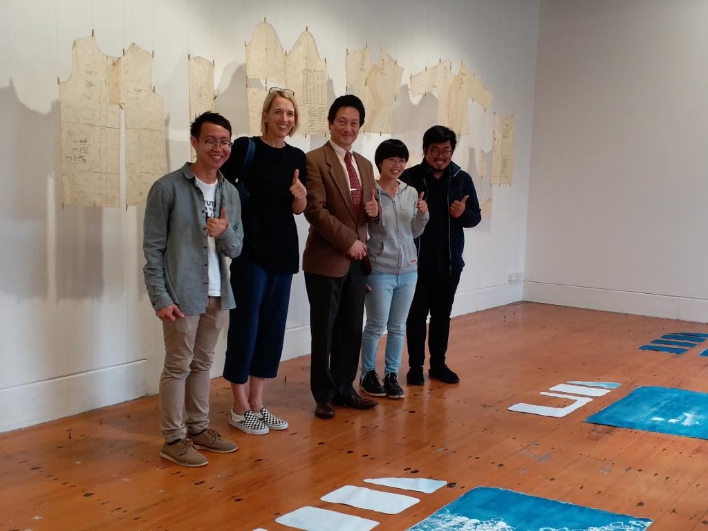 駐奧克蘭辦事處處長周中興參觀臺紐藝術家駐村計畫藝術家佘文瑛、郭柏俞及陳昱榮作品展