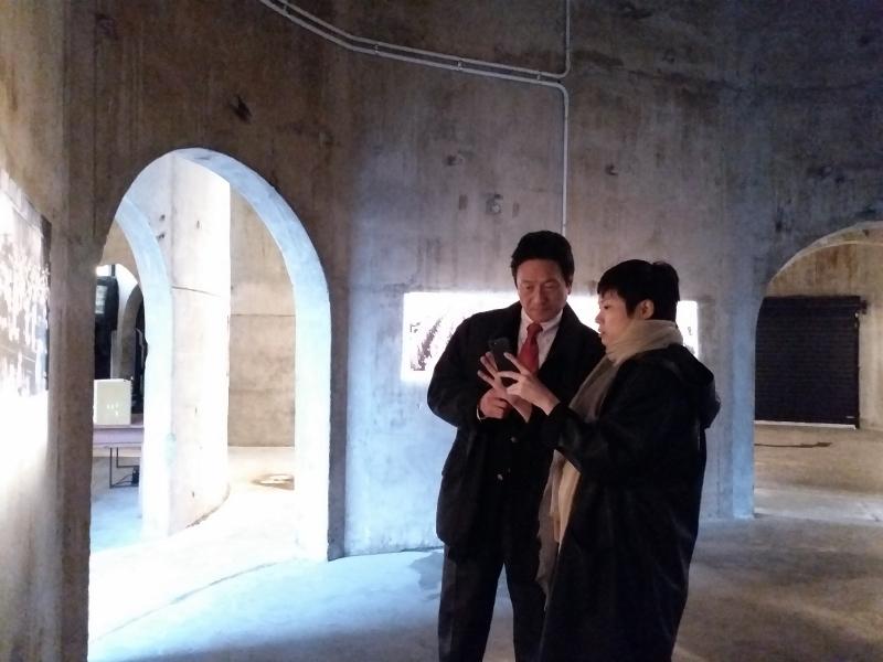 駐奧克蘭辦事處處長周中興參觀紐西蘭奧克蘭攝影展宣慰我參展攝影藝術家侯怡亭
