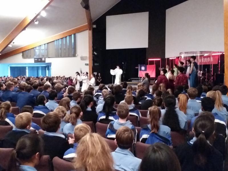 駐奧克蘭臺北經濟文化辦事處處長周中興偕國立臺灣戲曲學院「青年友好訪問團」走訪主流學校推廣正體中文及國民外交