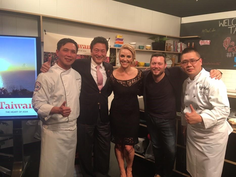 周總領事(左二)與紐國TV3主持人Mel Homer (中)、台灣名廚Jeff Wu(左一)、Paul Yen(右一)、紐國名廚Mark Southon(右二)等人合影