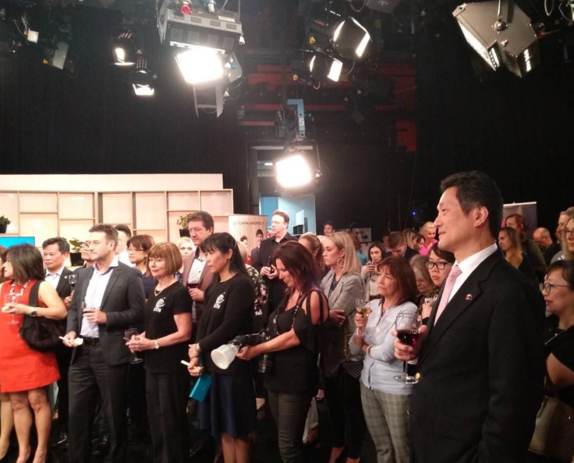 貴賓們專心欣賞並聆聽名廚現場展示臺灣料理