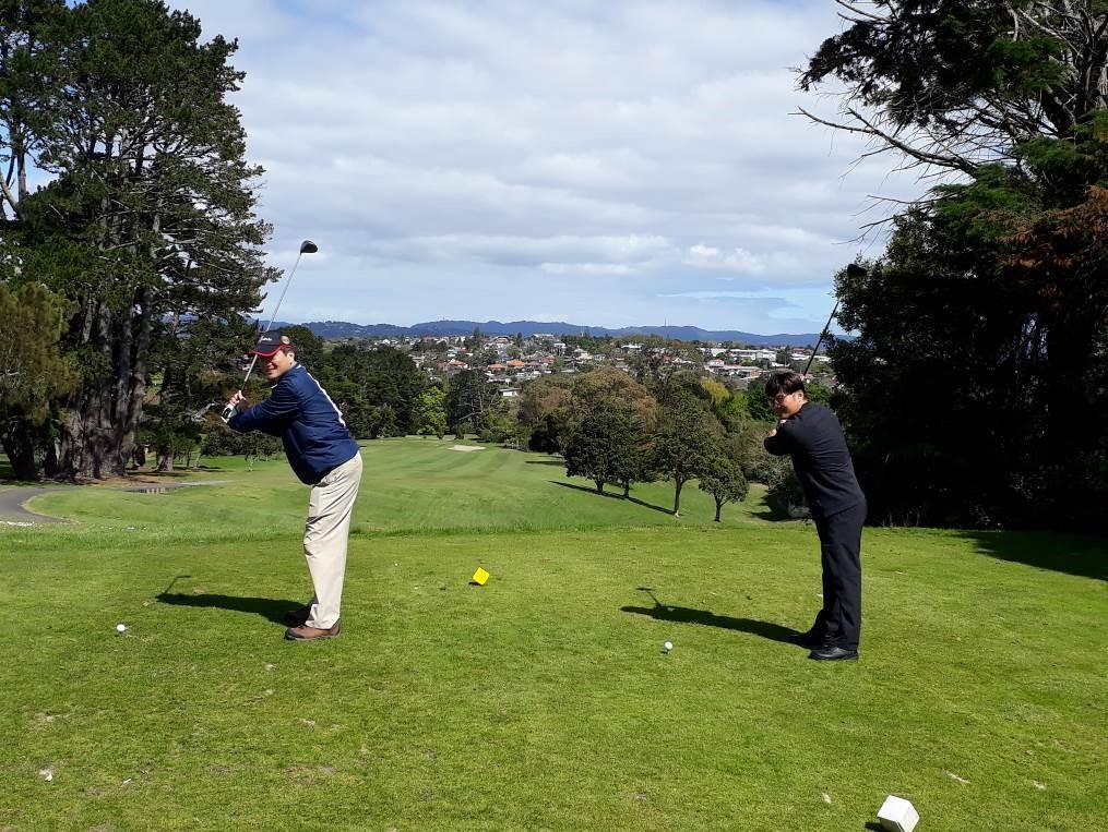 駐奧克蘭辦事處處長周中興開球