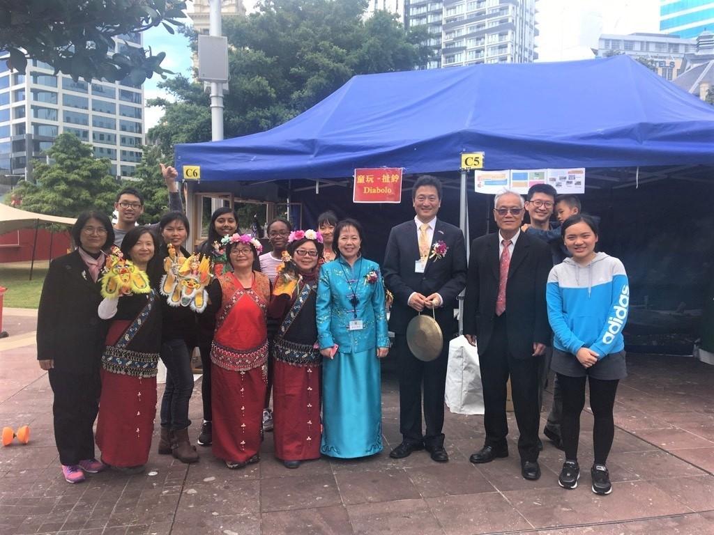 周處長中興與漢字文化展示區老師合影