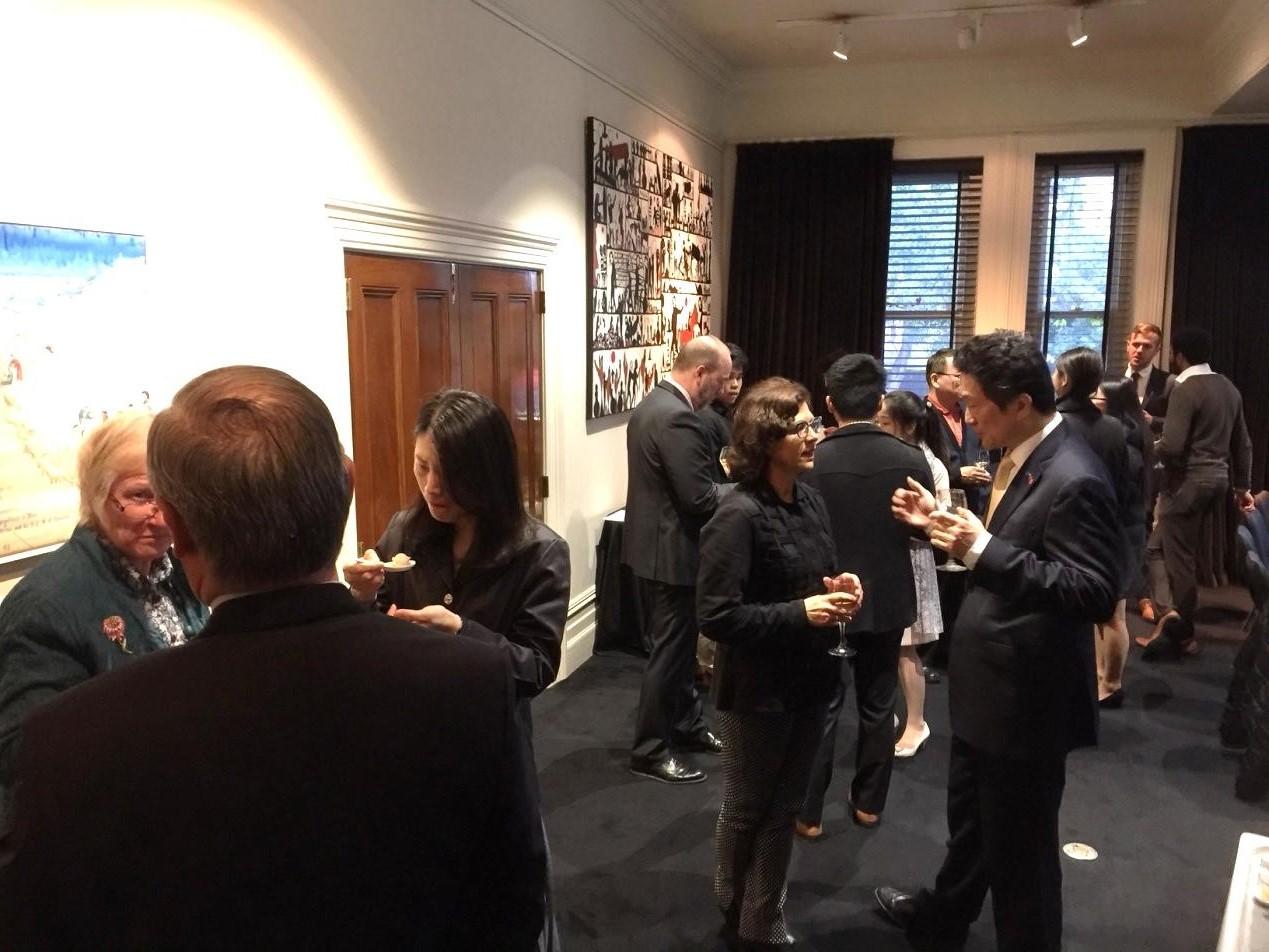 Opinions exchange and experience sharing after the forum.