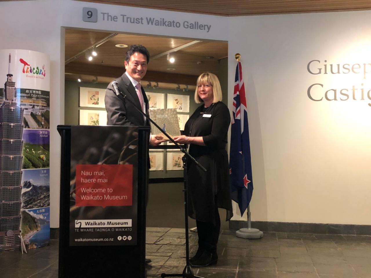 Dr.CHOU presenting the book of paintings to Ms.Cherie Meecham, Director of Waikato Museum.