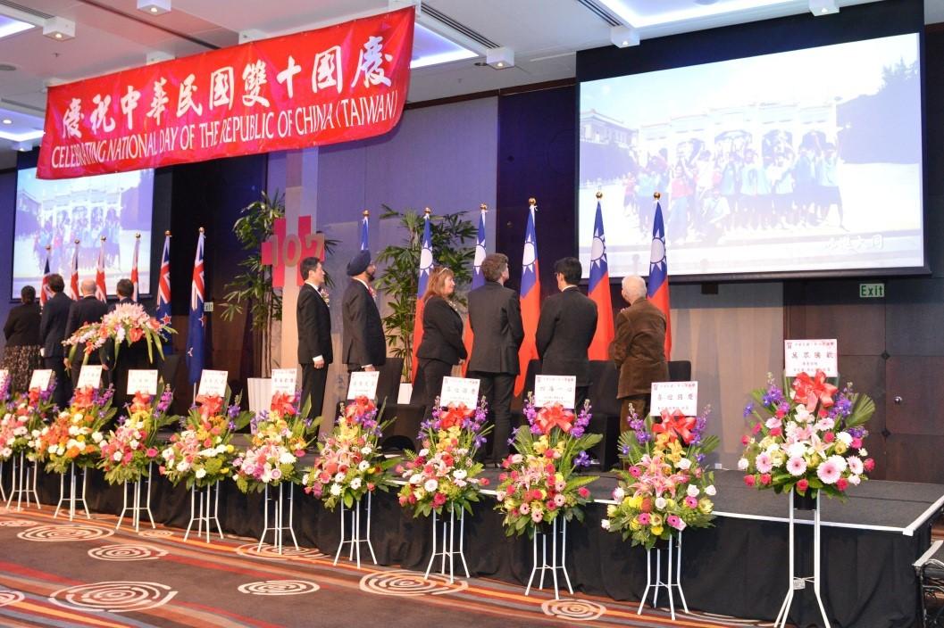 Everyone sang the National Anthem of Republic of China with enthusiasm together.