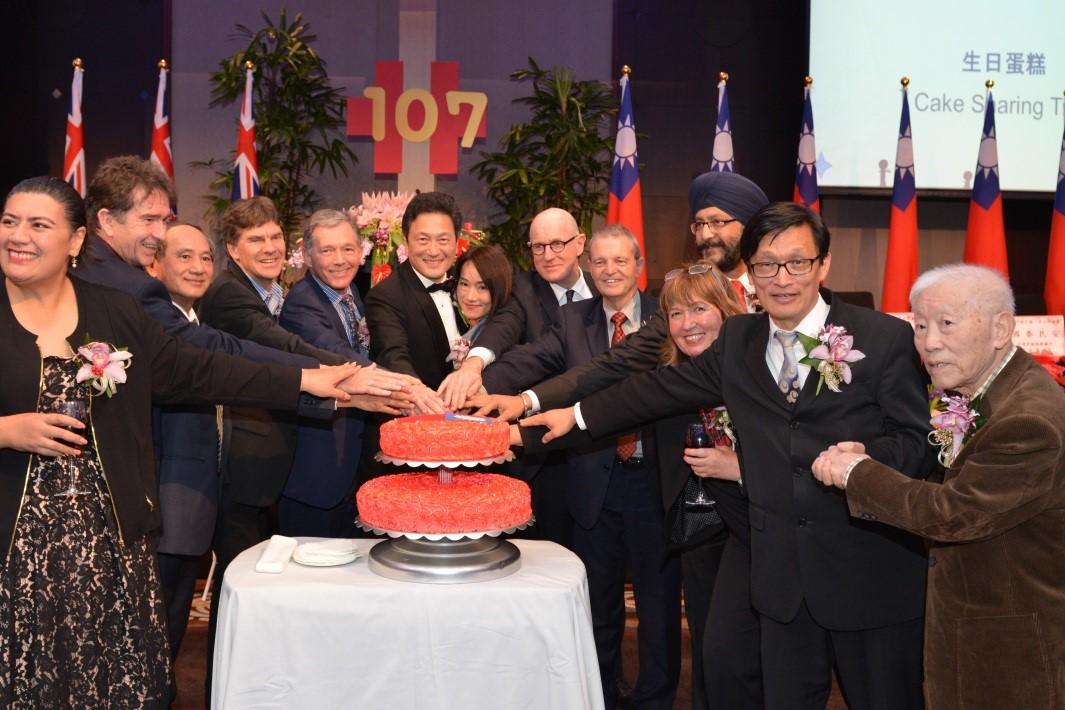 Dr.Chung-Hsing CHOU,Director General of TECO in Auckland, cut the Republic of China's 107th Birthday Cake with distinguished guests.