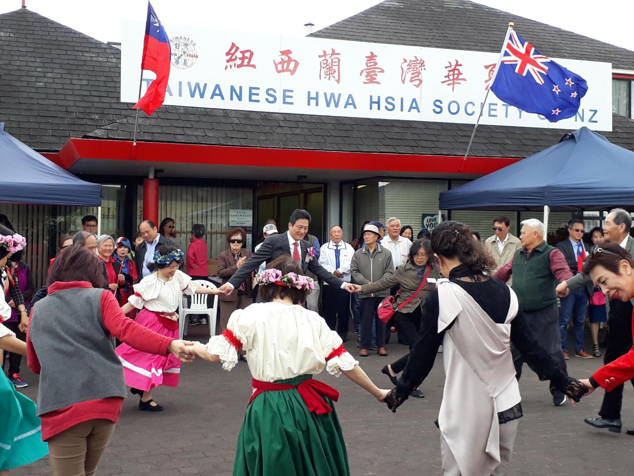 Dancing happily together to celebrate the 107th National Day of Republic of China!