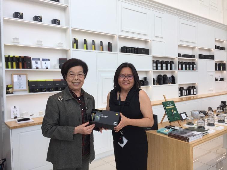 Dr. Po-Ya CHANG, the President of R.O.C. Control Yuan, taking a picture with Ms. Gigi Crawford, General Manger of Zealong Tea Estate. 