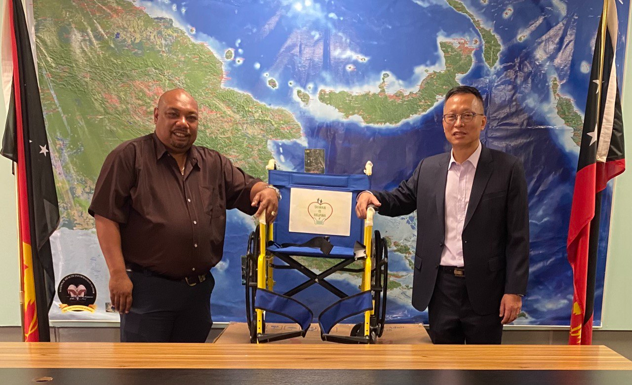 駐巴布亞紐幾內亞代表廖大使文哲於2022年3月8日上午代表我國捐贈巴紐衛生部輪椅45台及枴杖20副，巴紐政府由衛生部長Jelta Wong代表受贈。