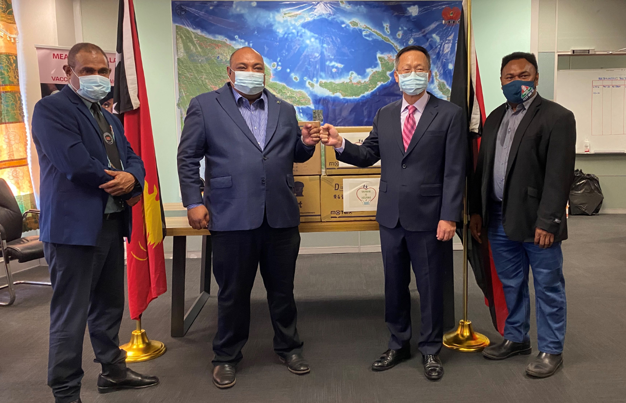 Amb. Liao handed over anti-pandemic supplies donated by Taiwan to Hon. Jelta Wong, Health Minister of the Independent State of Papua New Guinea, on February 18, 2021.