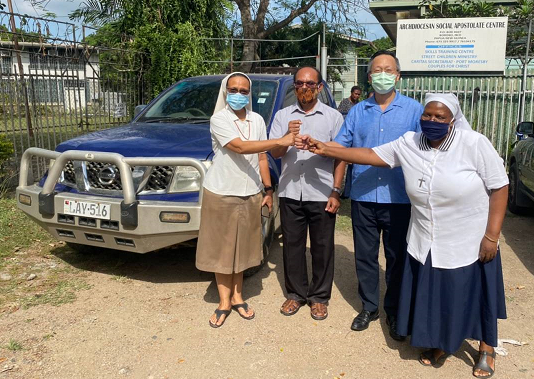 Amb. Liao donated a retired vehicle and 200 kilograms of rice to the Archdiocese of Port Moresby on June 17, 2021. Fr. Justin Nenat and Sr. Yolanda Pugal, as well as Cardinal Sir John Ribat who was over the phone, all expressed their gratitude at the hand-over ceremony.