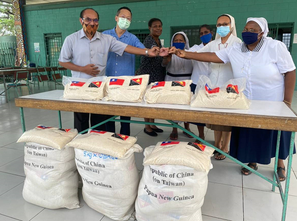 Amb. Liao donated a retired vehicle and 200 kilograms of rice to the Archdiocese of Port Moresby on June 17, 2021. Fr. Justin Nenat and Sr. Yolanda Pugal, as well as Cardinal Sir John Ribat who was over the phone, all expressed their gratitude at the hand-over ceremony.