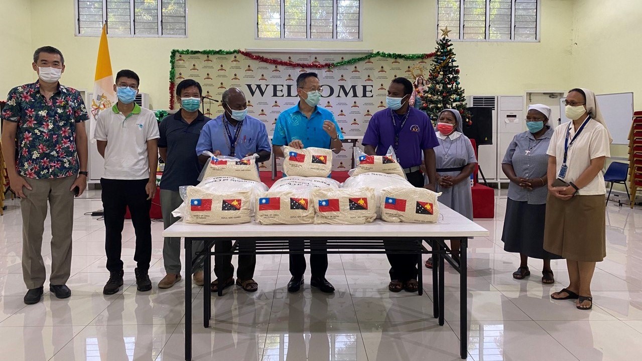 Rep. Oliver Liao of Taipei Economic and Cultural Office in PNG donated 500 kilograms of rice to support the “Street Children” program run by the Catholic Archdiocese of Port Moresby on December 20, 2021. Cardinal Sir John Ribat expressed his gratitude at the hand-over ceremony.