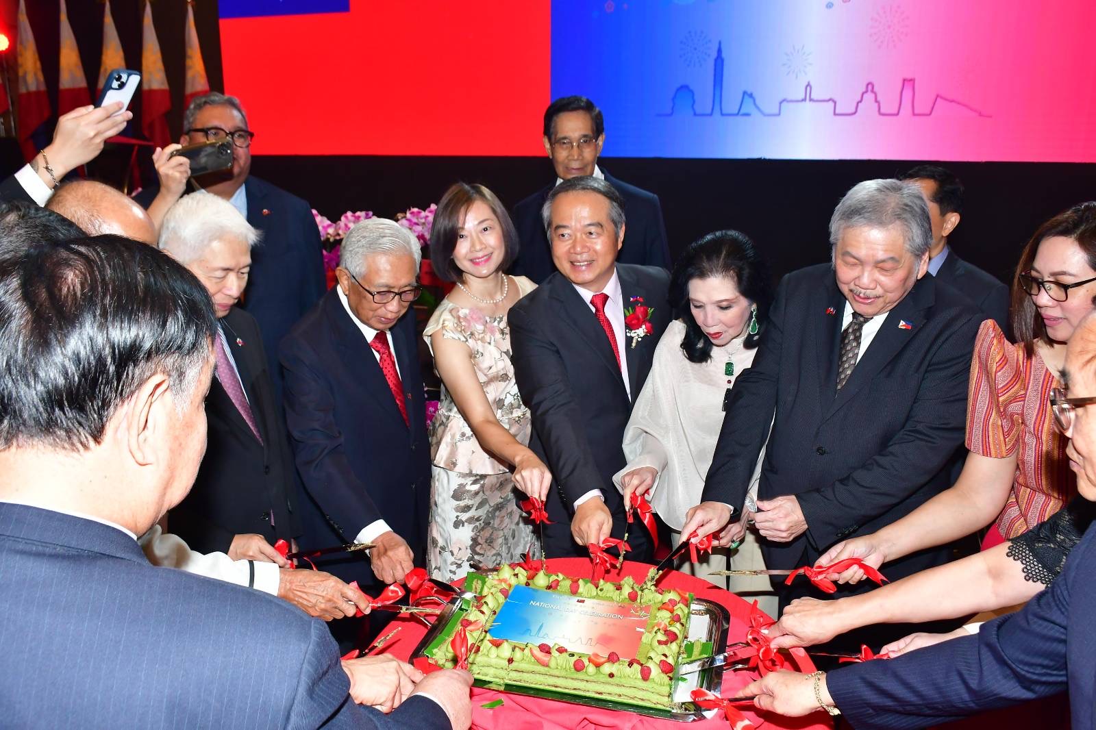 周民淦大使於國慶酒會與菲國政要及僑領切蛋糕慶賀