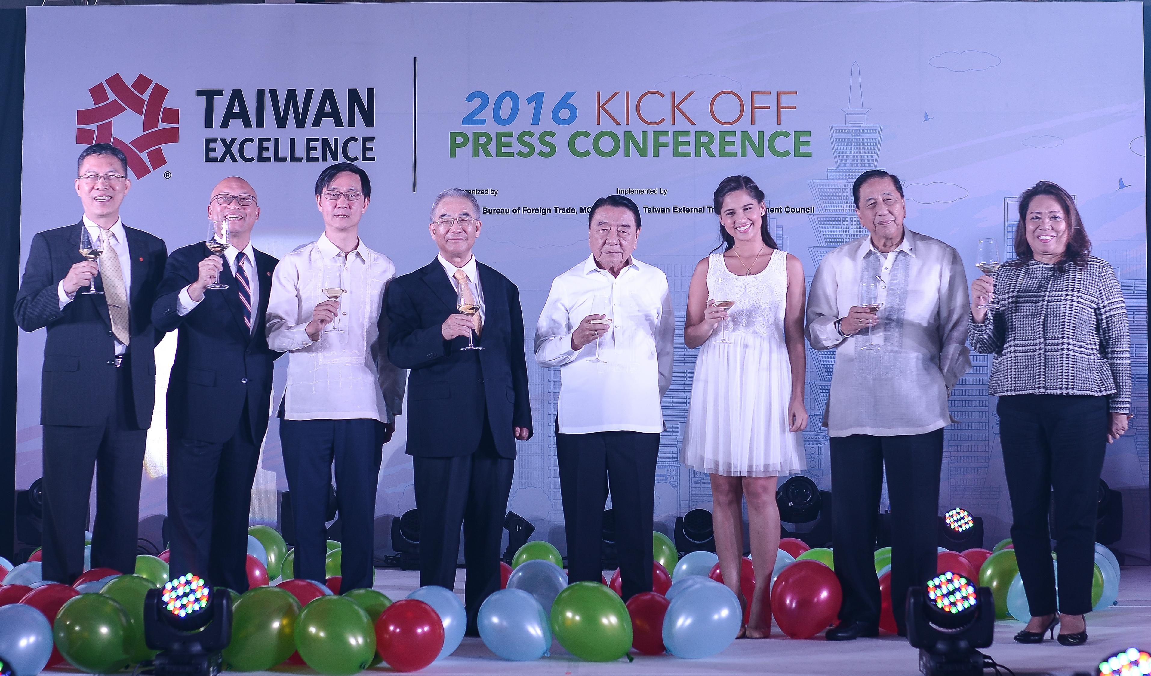 Group Photo: Ambassador Gary Song-Huann Lin (4th from right) together with (from left to right) Dir. Harrison Lan of Taiwan Trade Center, Manila, Mr. Scott Yang, Deputy Executive Director of Strategic Marketing, TAITRA, Dir.Nick Ni of TECO-Economic Division, Chairman Amadeo Perez Jr. of MECO, Celebrity Guest Jasmine Curtis-Smith, Mr. Sergio Ortis-Luis, Honorary Chairman/Treasurer of PCCI, and Ms. Angela Mapua-Cayas, Director III, CESO IV of BOI